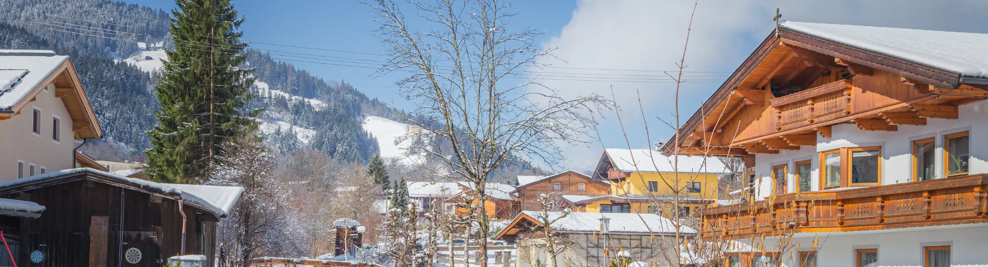 Winters dorp Niederau in der Wildschönau met besneeuwde chalets en bergen