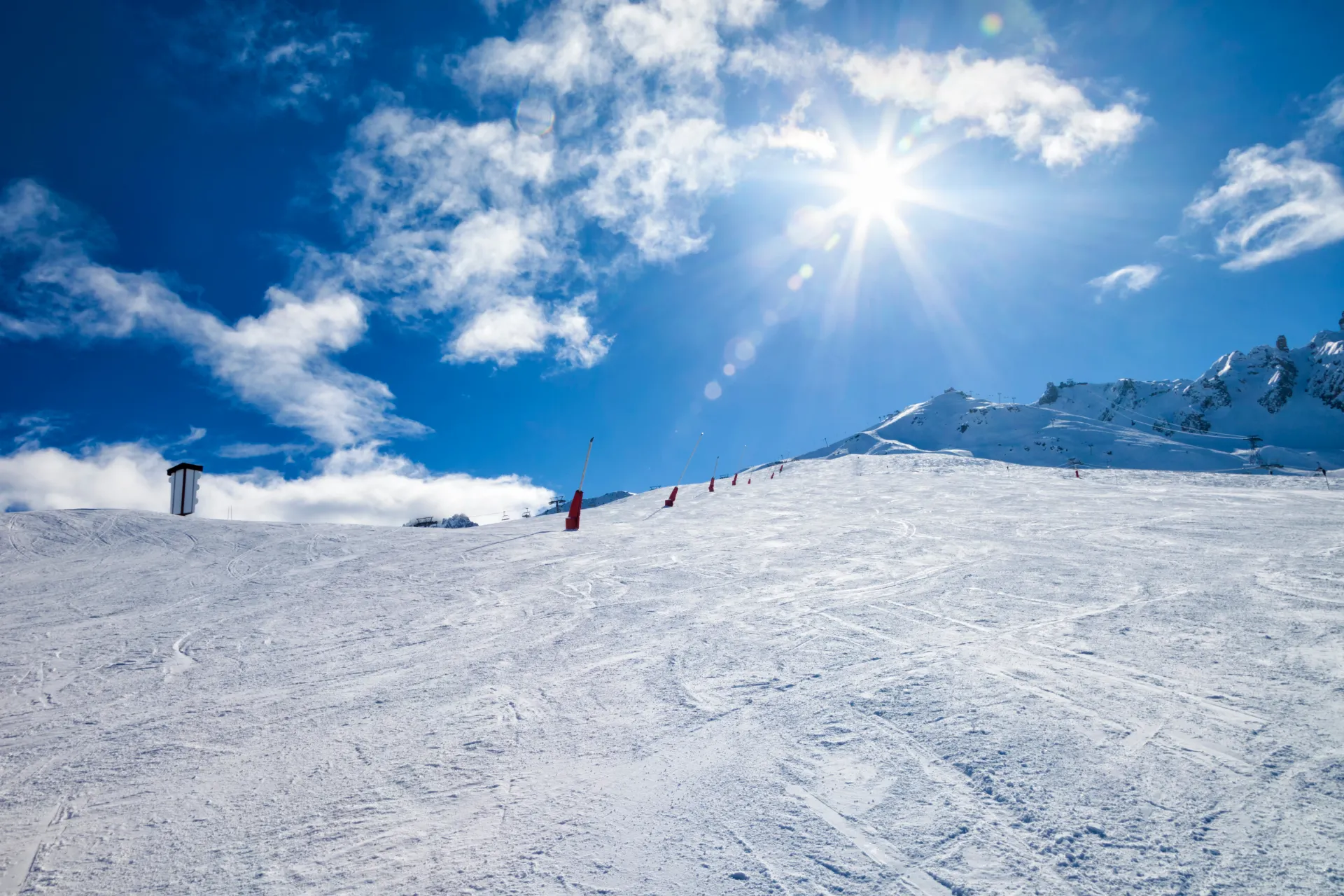 Zon die schijnt op de piste in Oostenrijk