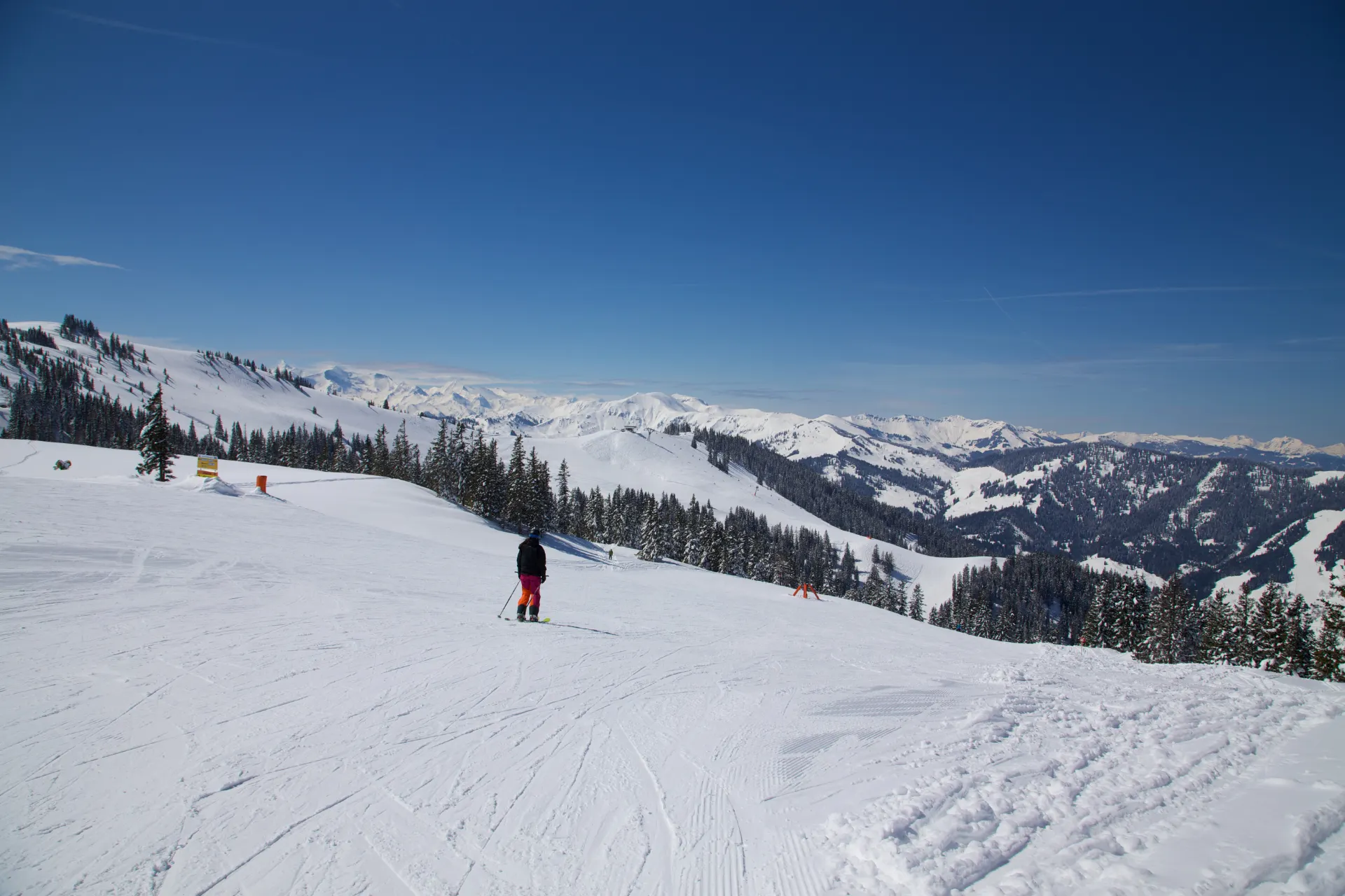 Een skiër die de afdaling op Hochköning aangaat.