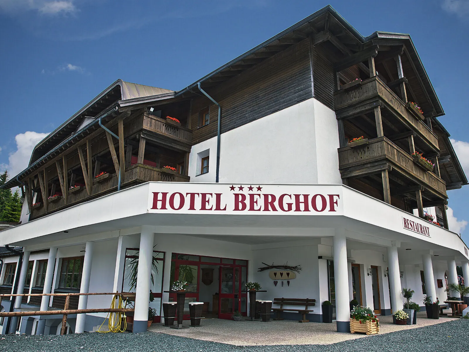 Hotel Berghof - Buitenaanzicht (Zomer)