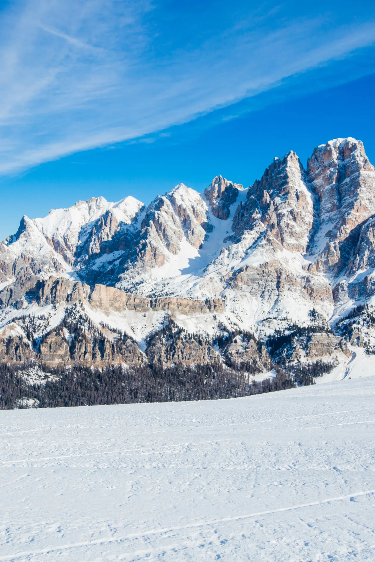 Mooi uitizicht op de Campiglio Dolomiti skigebied in Italië. 