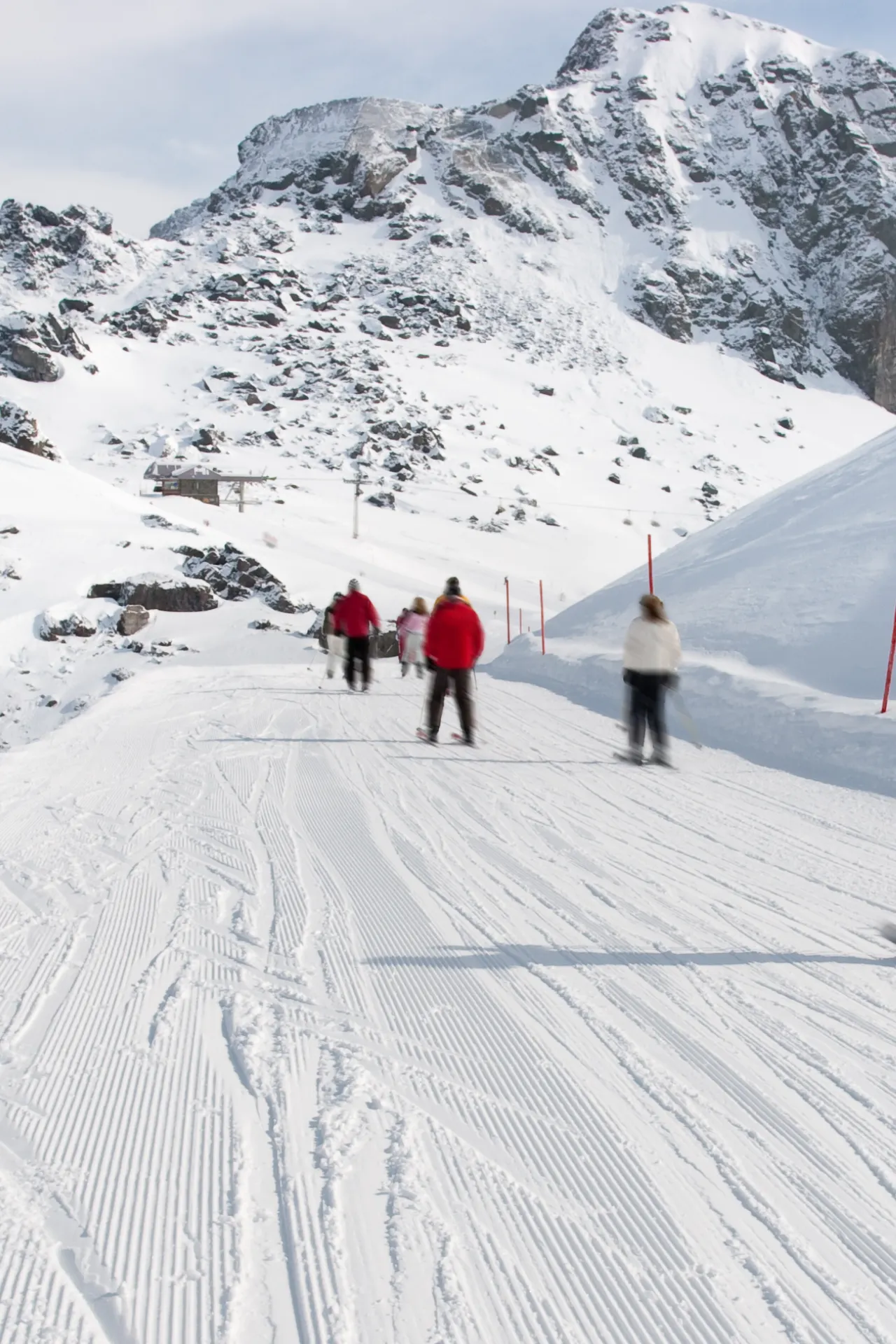 Skiërs op de piste in het skigebied Silvretta Arena