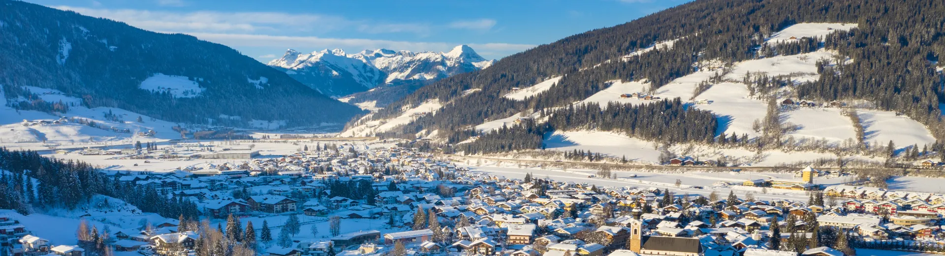 Uitzicht over Altenmarkt im Pongau en de achterliggende bergen.