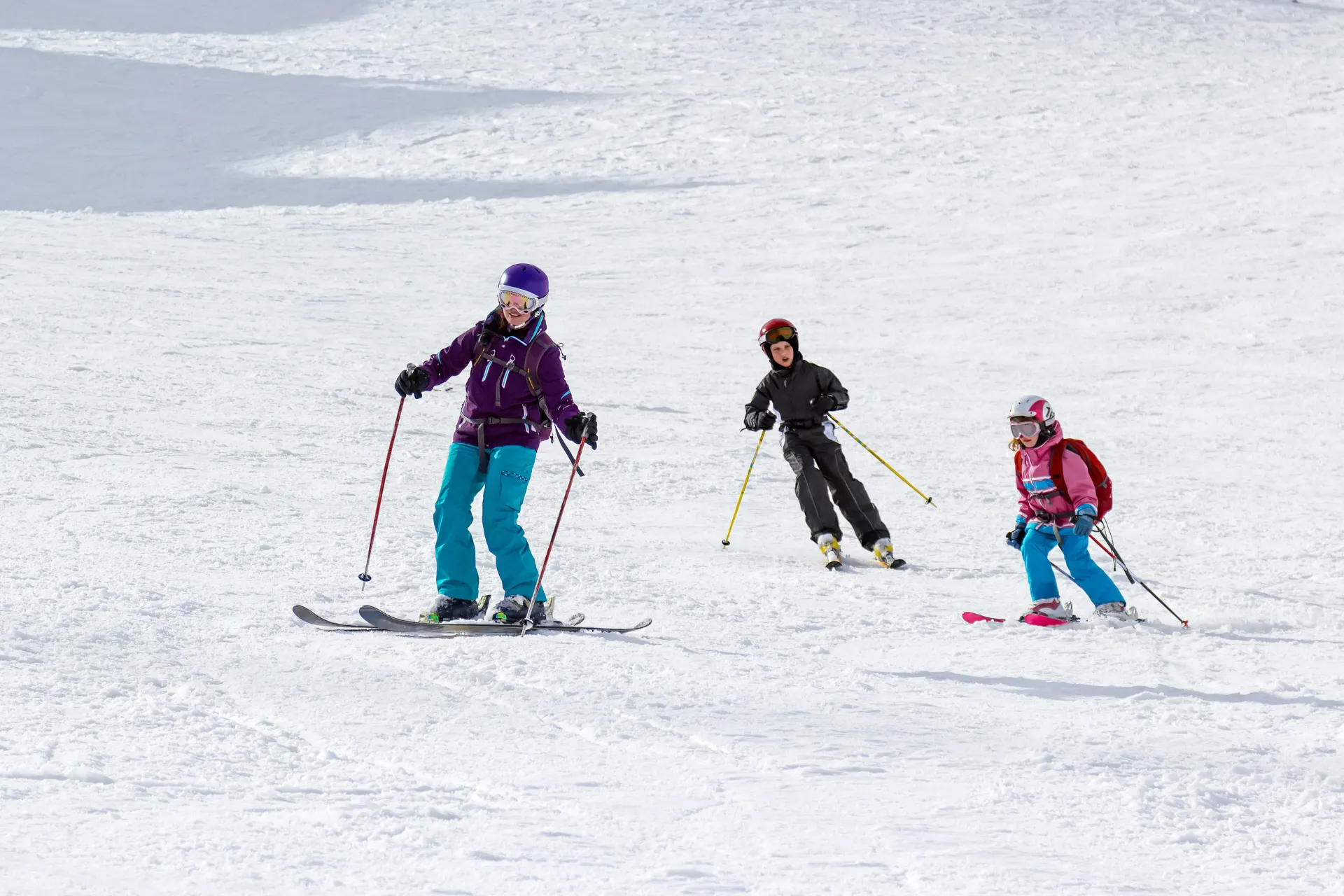 vrouw met kinderen aan het skiën