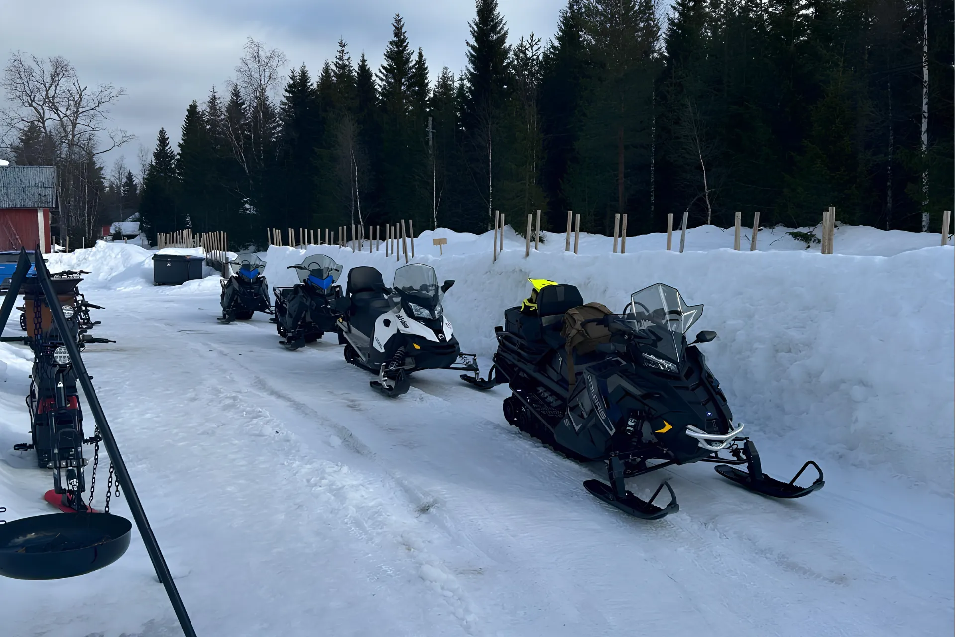 Foto van sneeuwscooters op een rijtje