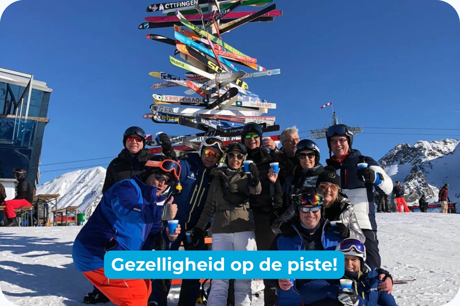 Gezelligheid op de piste met klanten en skimonitoren 