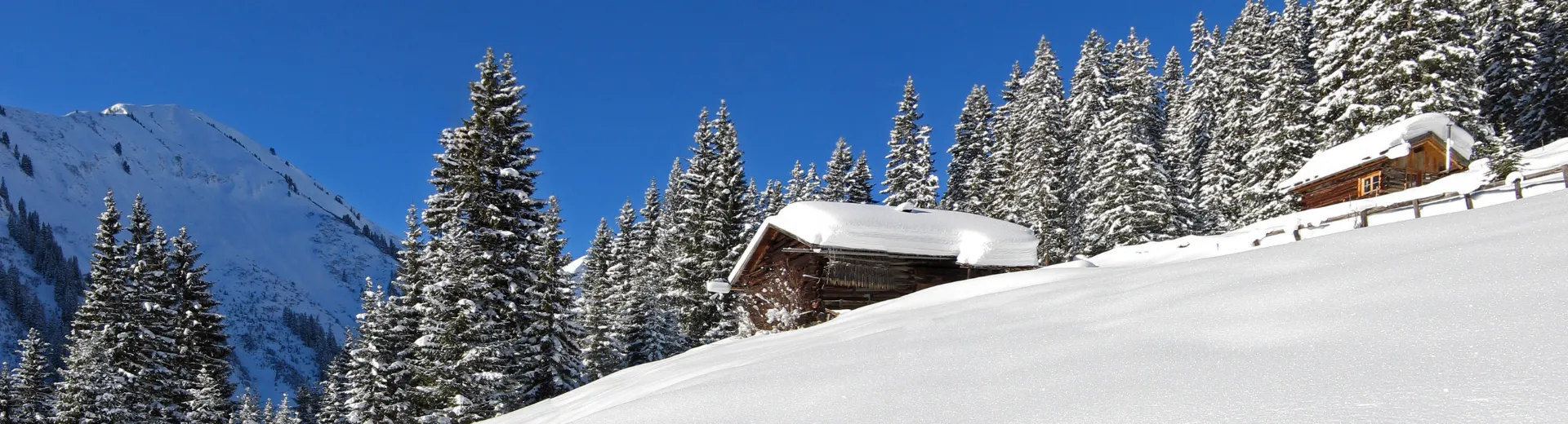 Een berghut op een besneeuwde berg in Tirol, Oostenrijk