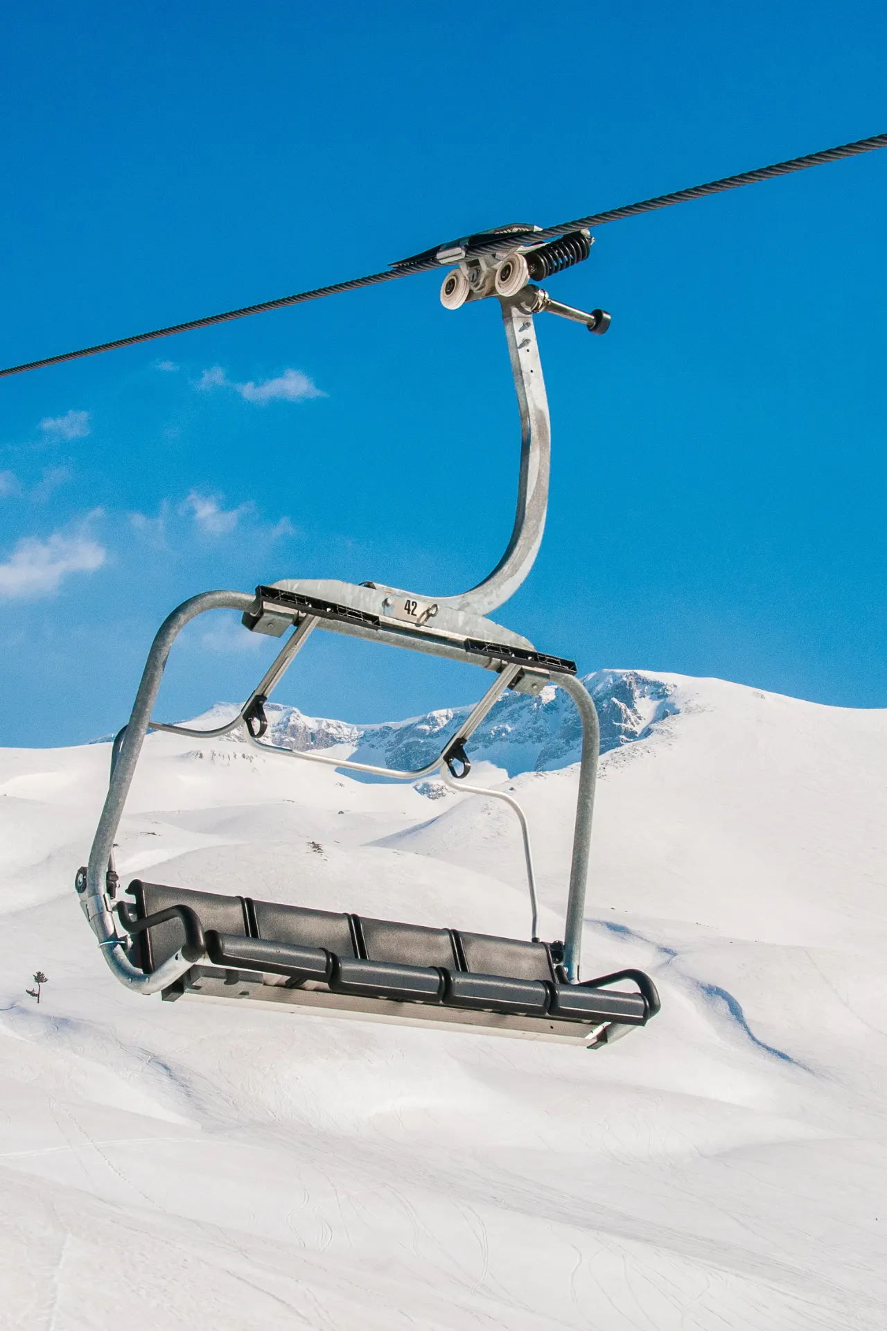 Skiliften in de bergen met mooi blauw lucht. 