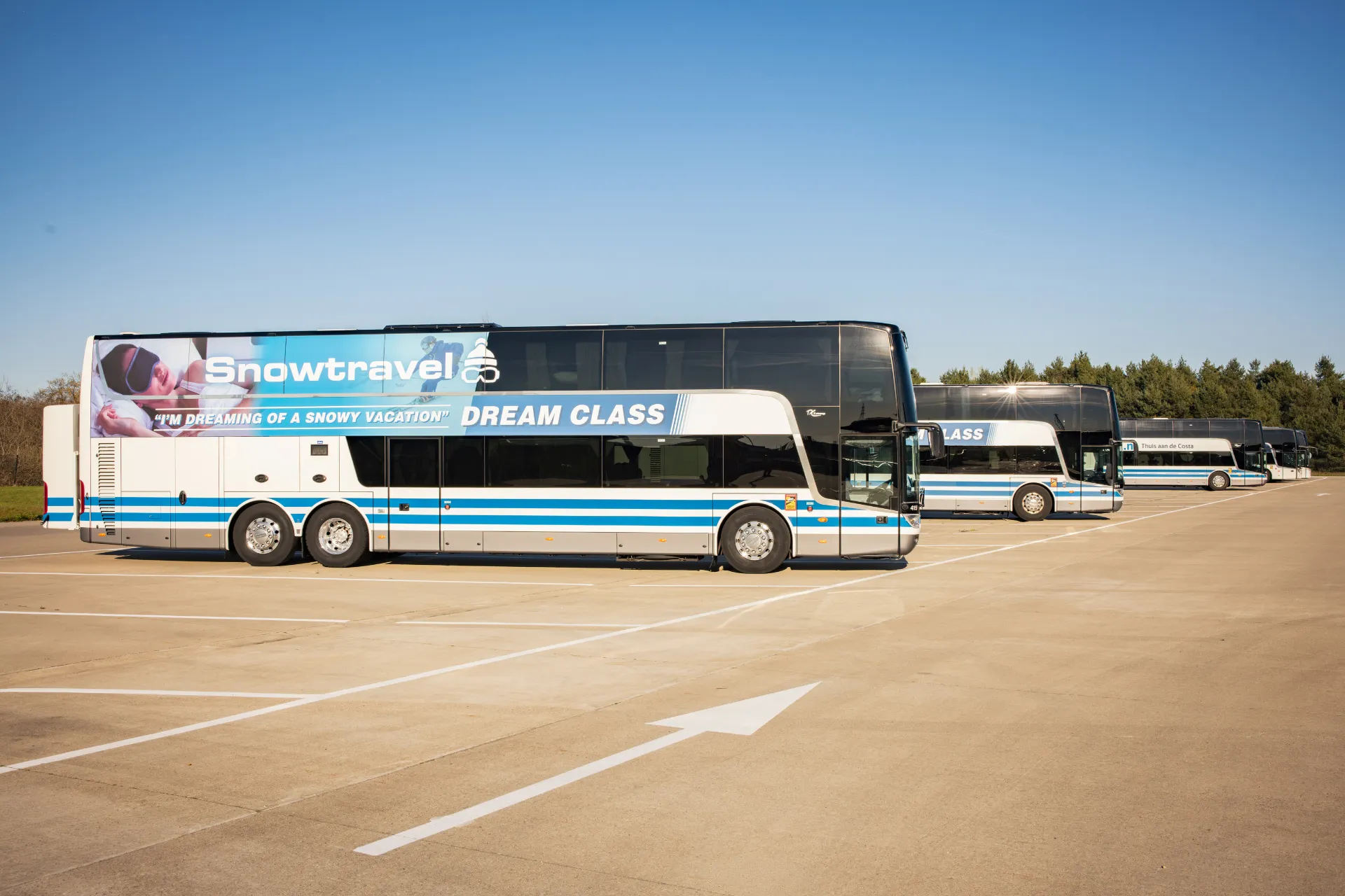 Dream Class bussen van Snowtravel op een rijtje.