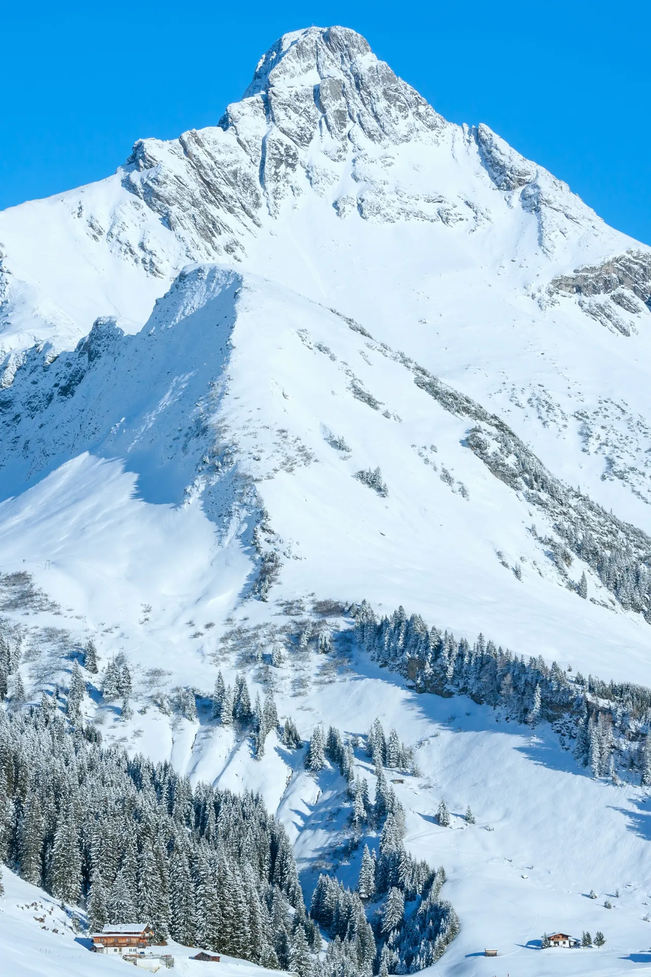 Hoge besneeuwde berg in Tirol met strak blauwe lucht