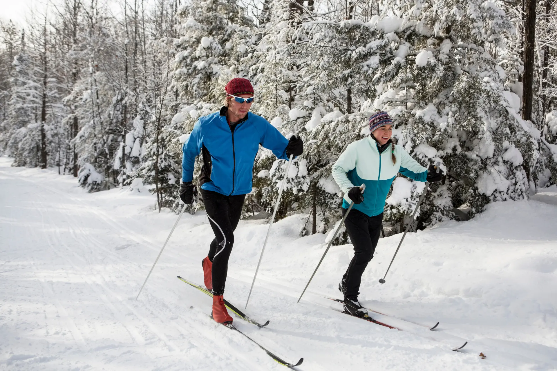 Twee mensen die aan het langlaufen zijn in Seefeld Rosshütte