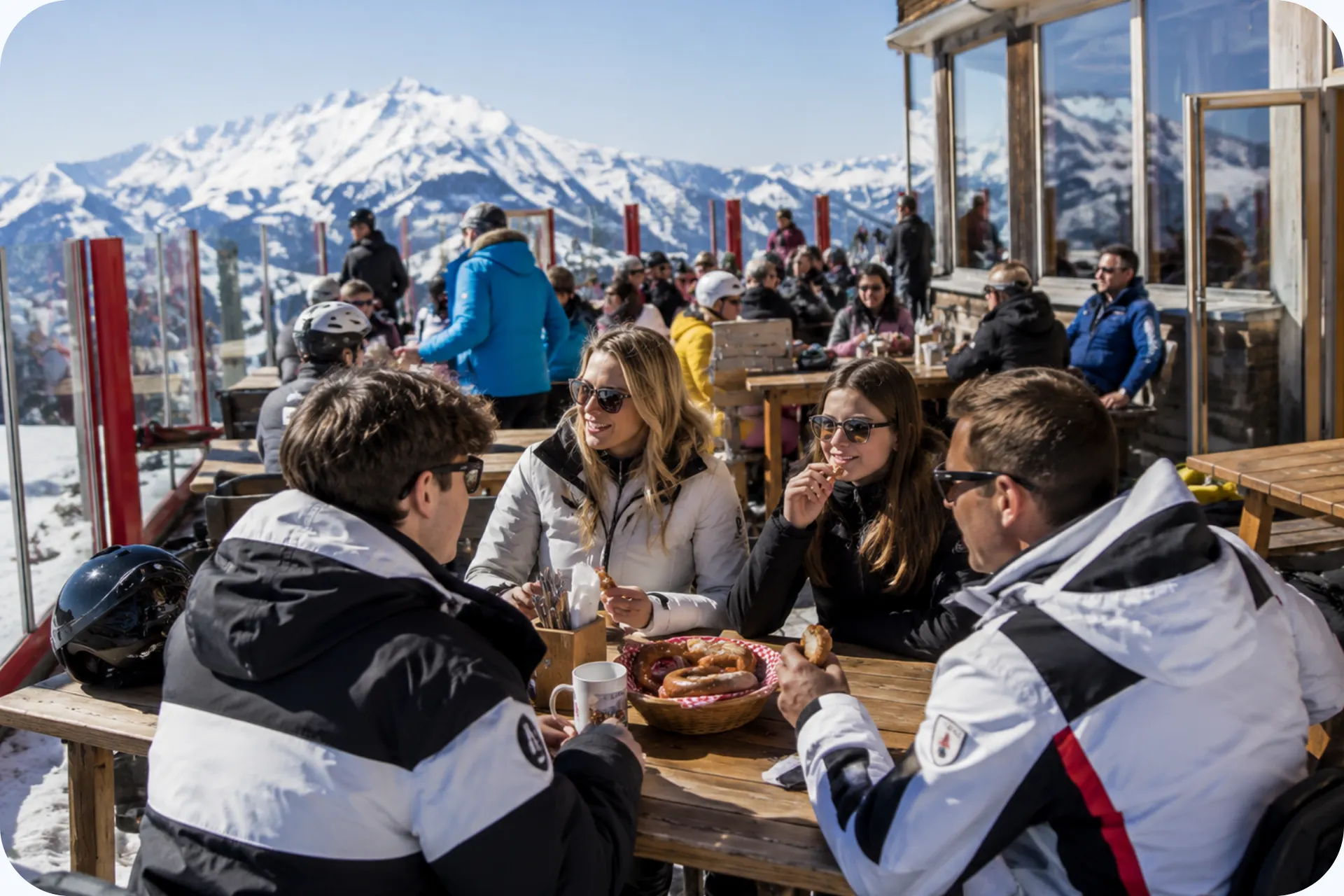 Een gezin lekker aan het eten en uitrusten op het terras bij een skihut in de bergen in het gebied KitzSki