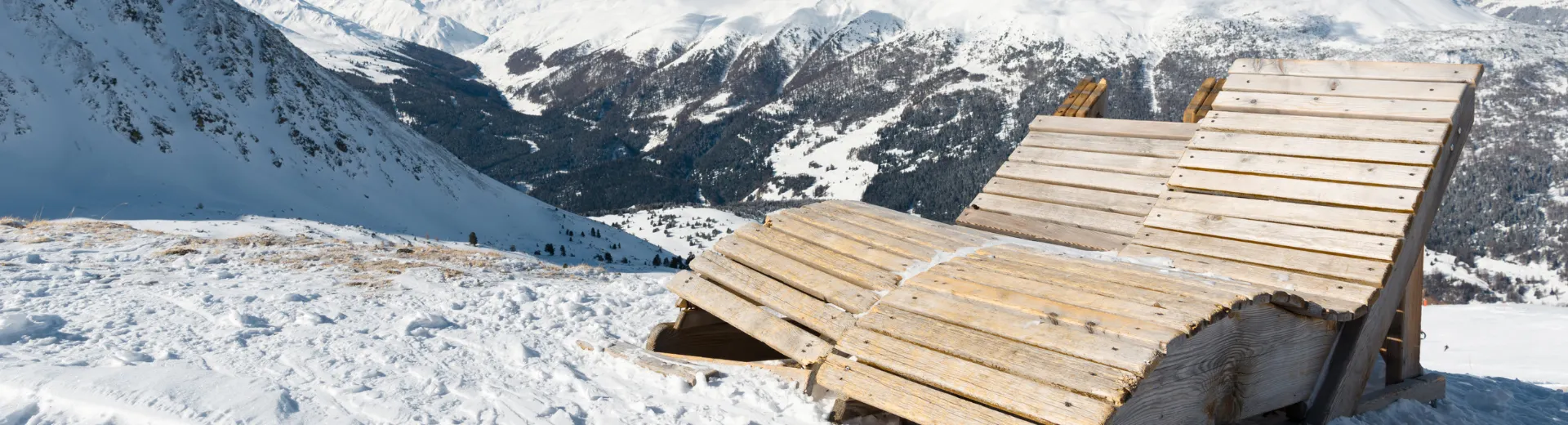 Twee ligstoelen in de bergen van 2 Länder Skiarena
