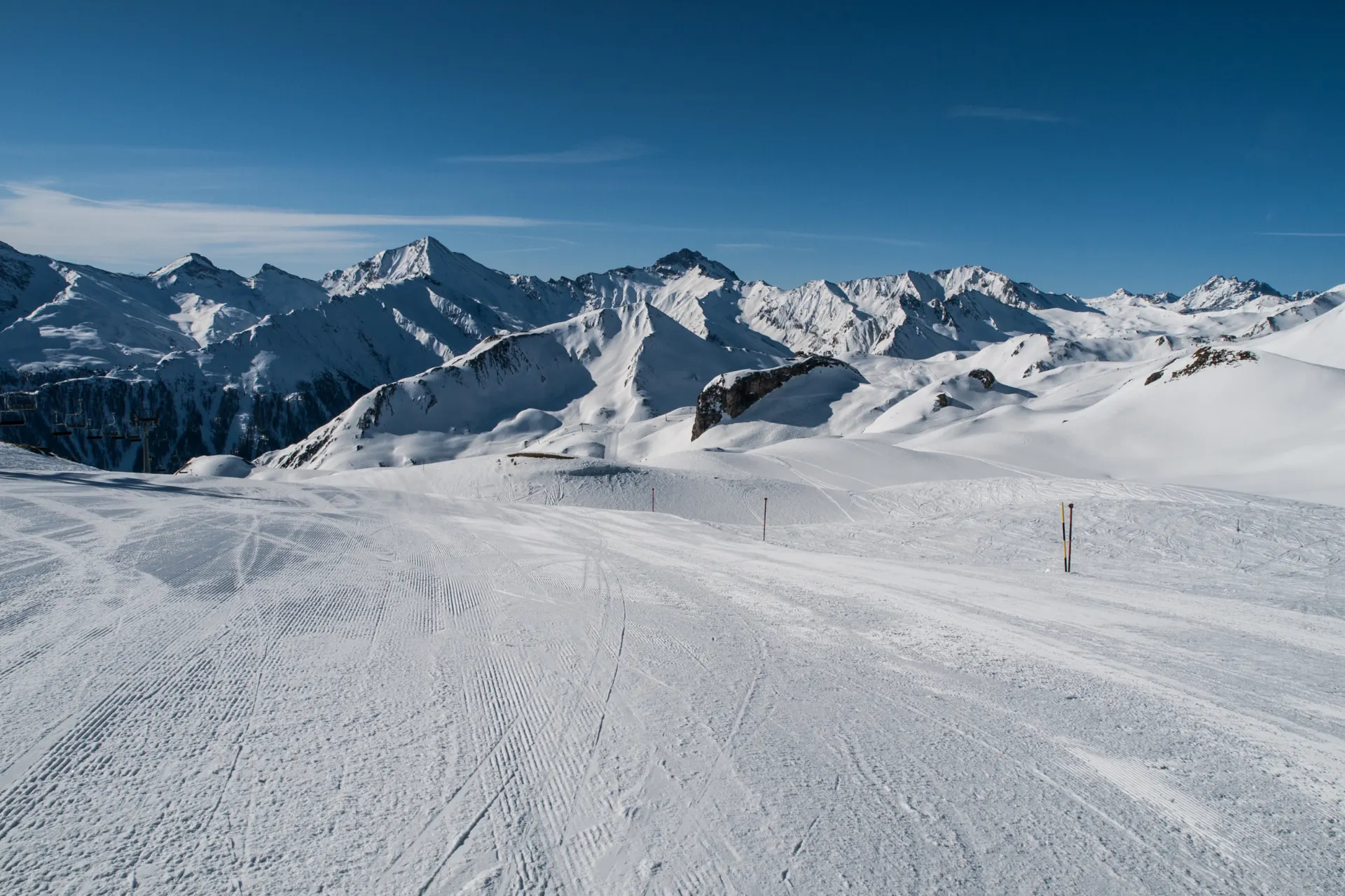 Vanaf de piste uitzicht over de bergen in Silvretta Arena