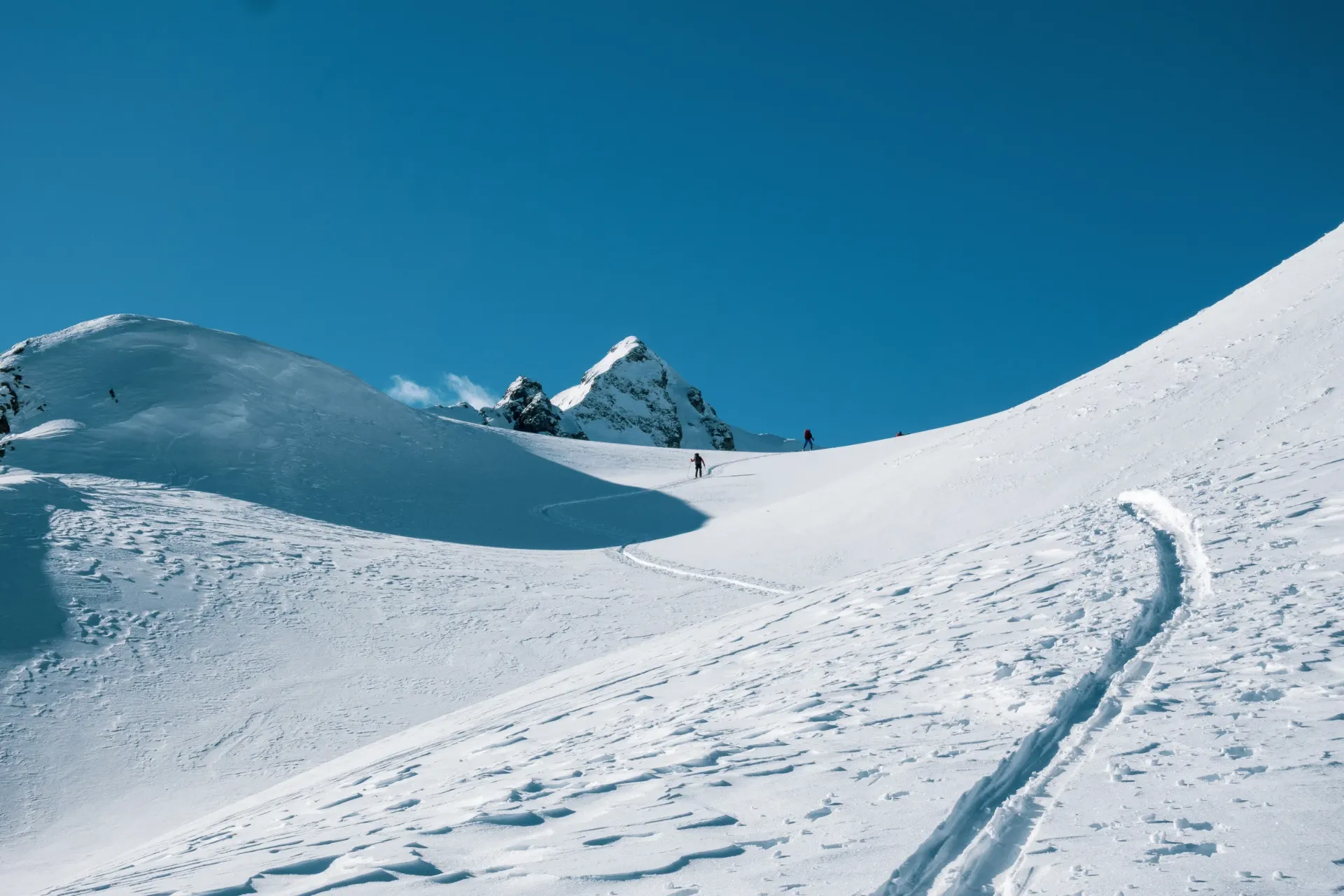 Een skiër op de piste.