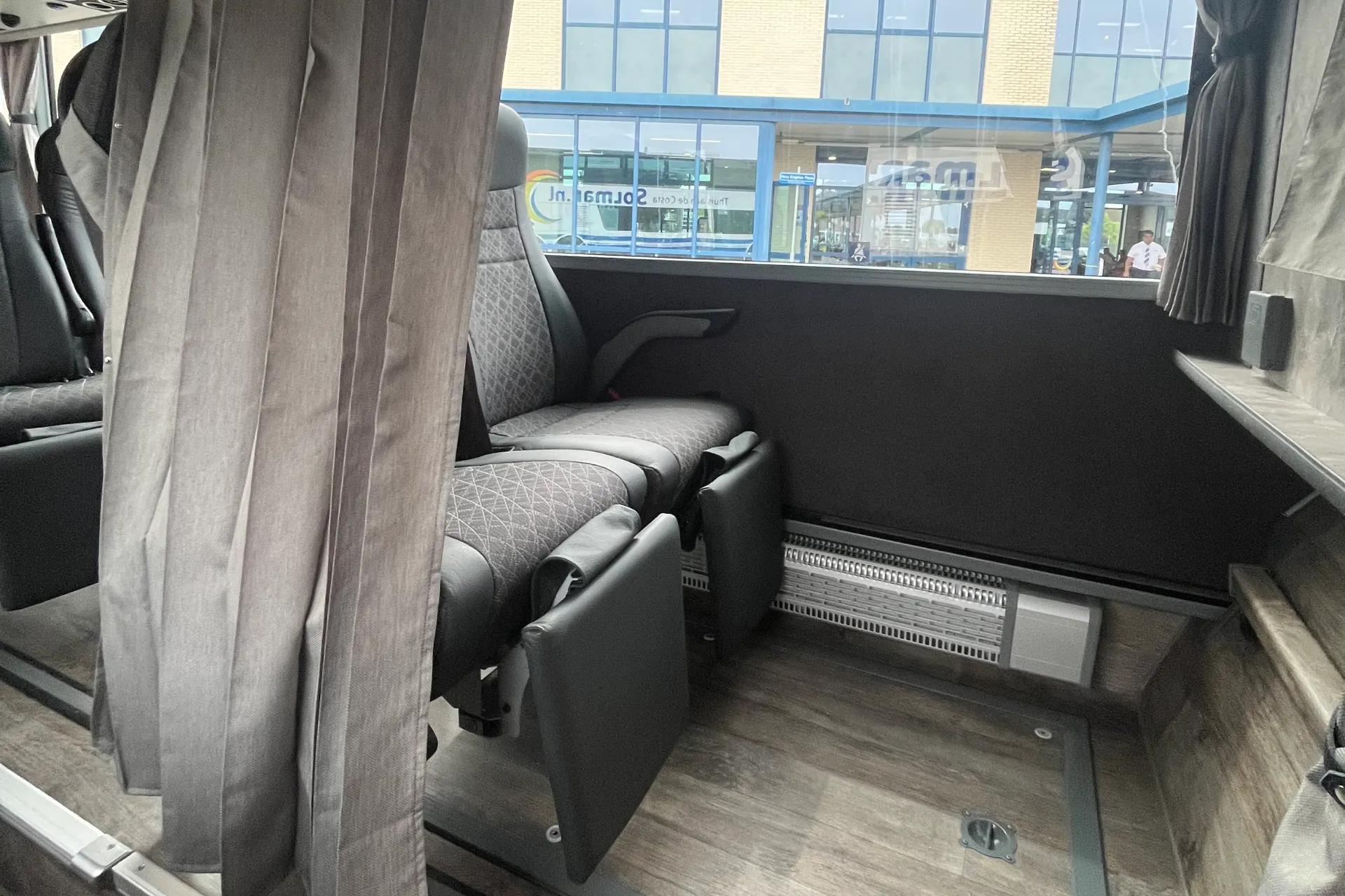 Stoelen in de Premium Class bus