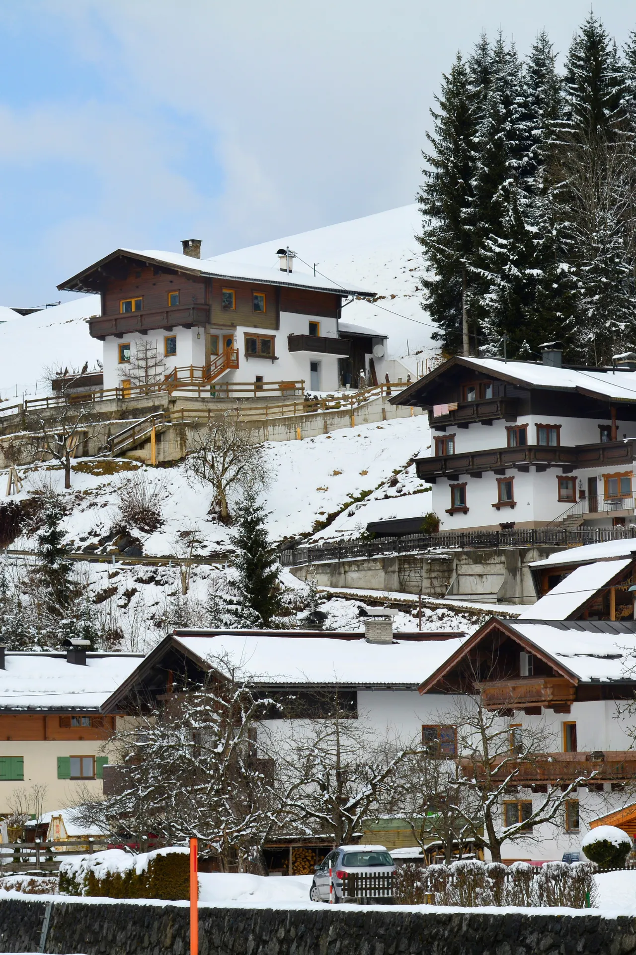 Typische Oostenrijkse huizen van lokale bevolking in Tirol, Oostenrijk