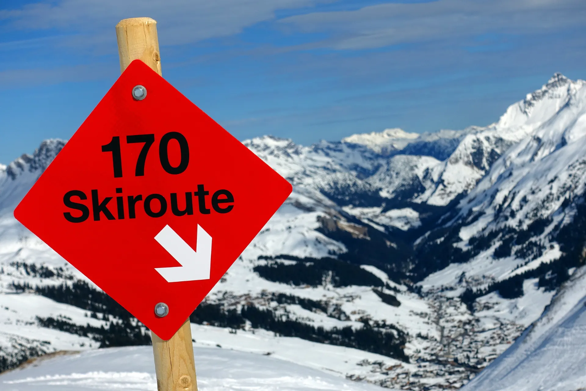 Bordje waar op staat ski route in het bekende wintersport gebied Lech in Oostenrijk.