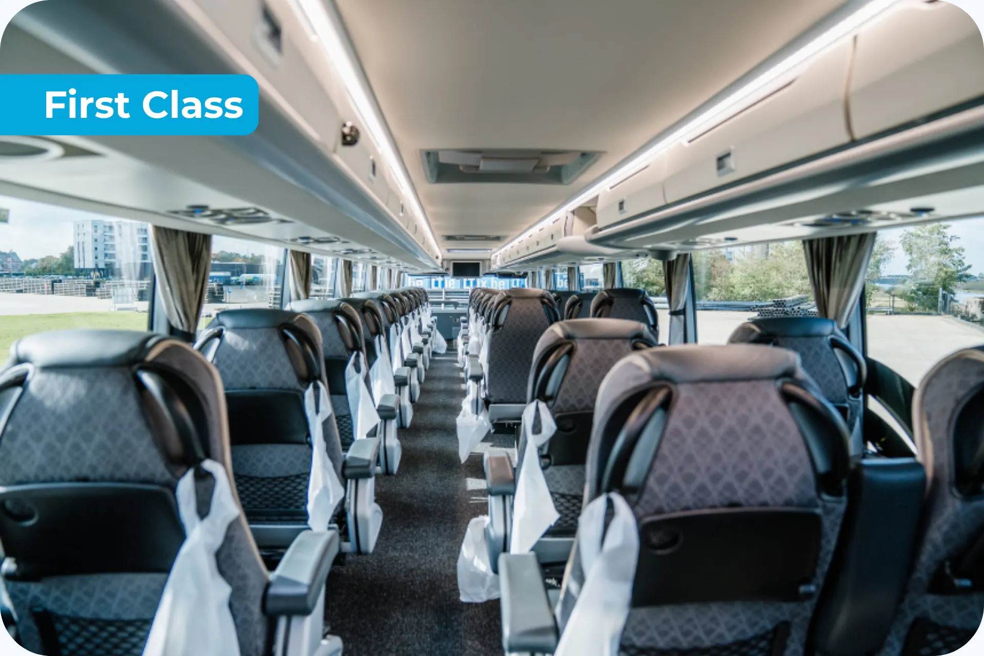 De binnenkant van een First Class bus van Snowtravel