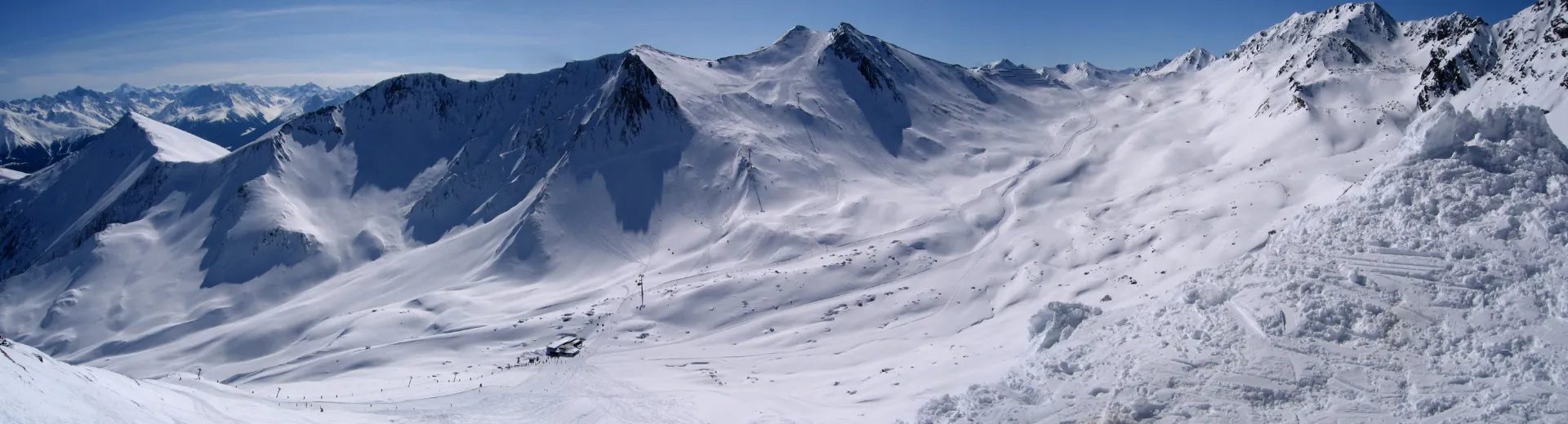 Skipiste in de bergen in Serfaus