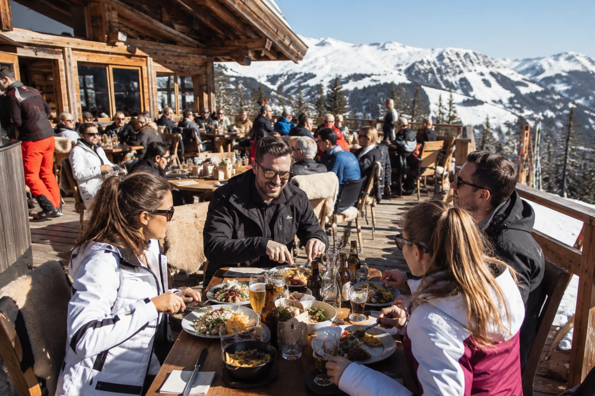 Skiërs die een pauze nemen en lekker lunchen bij een moderne skihut.