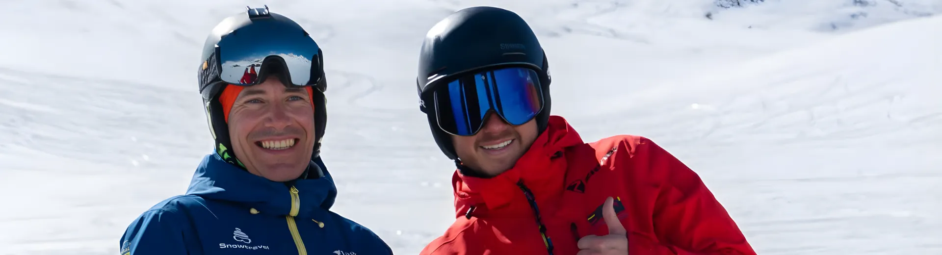 Twee skiërs van Snowtravel lachen en poseren op een zonnige, besneeuwde berghelling