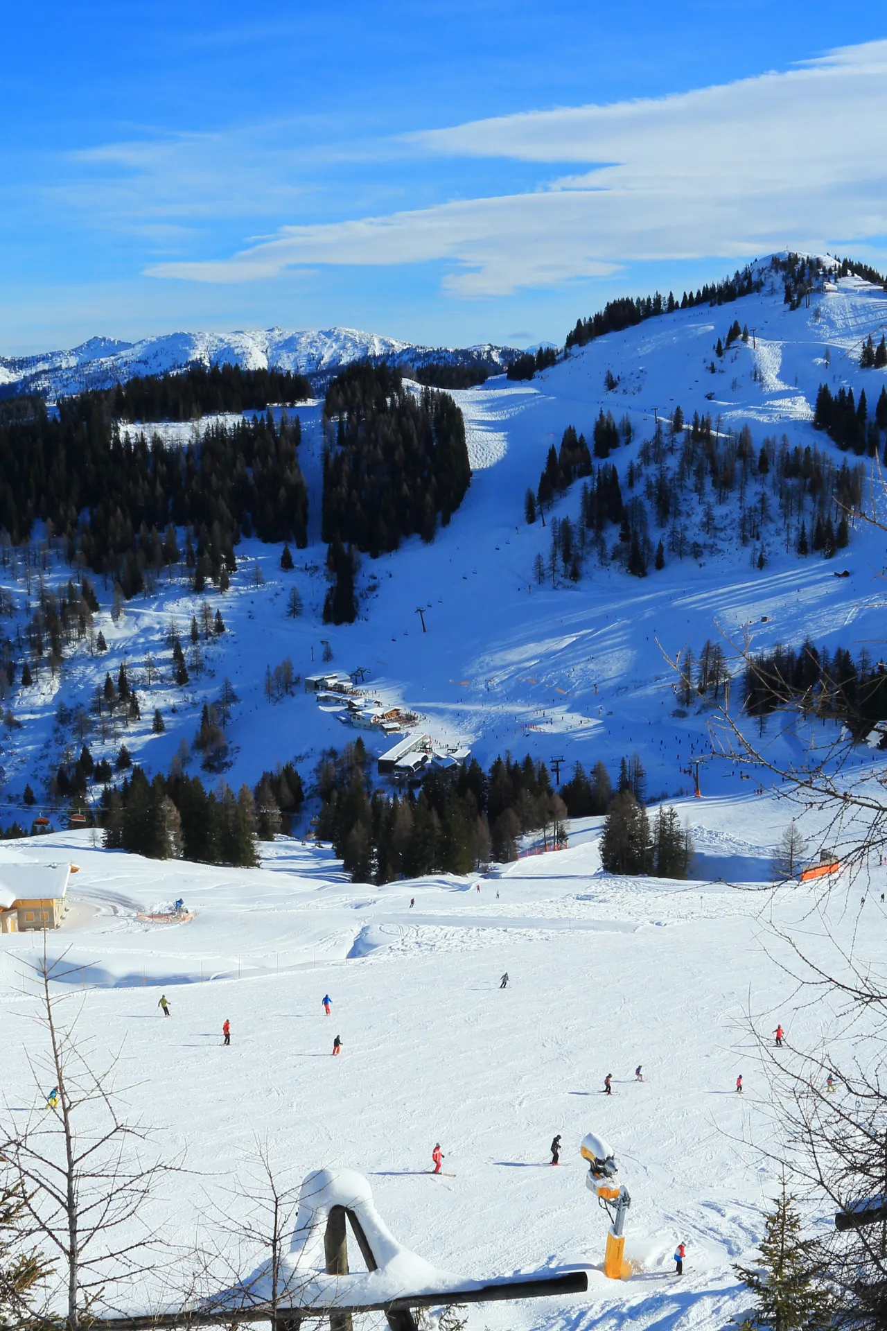 Skipistes in Wagrain waar mensen aan het skiën zijn.