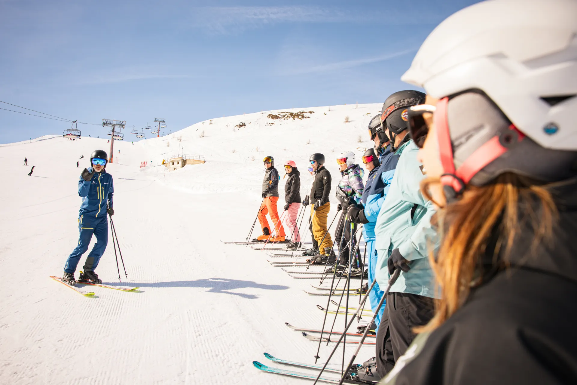 Skimonitor Snowtravel geeft uitleg aan volwassenen