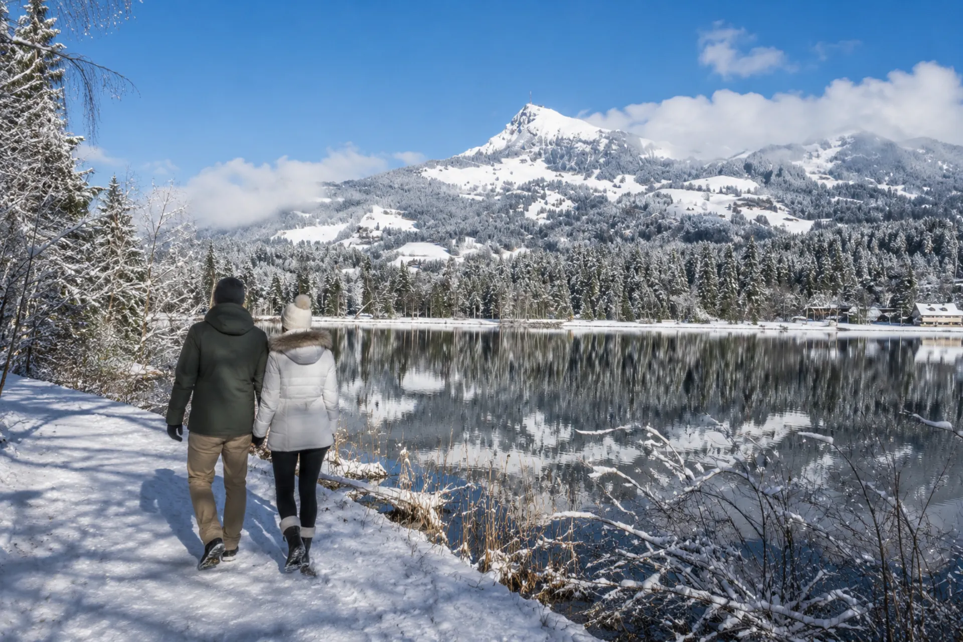 Een koppel dat aan het windelen is rondom het Schwarzsee in Kitzbühel