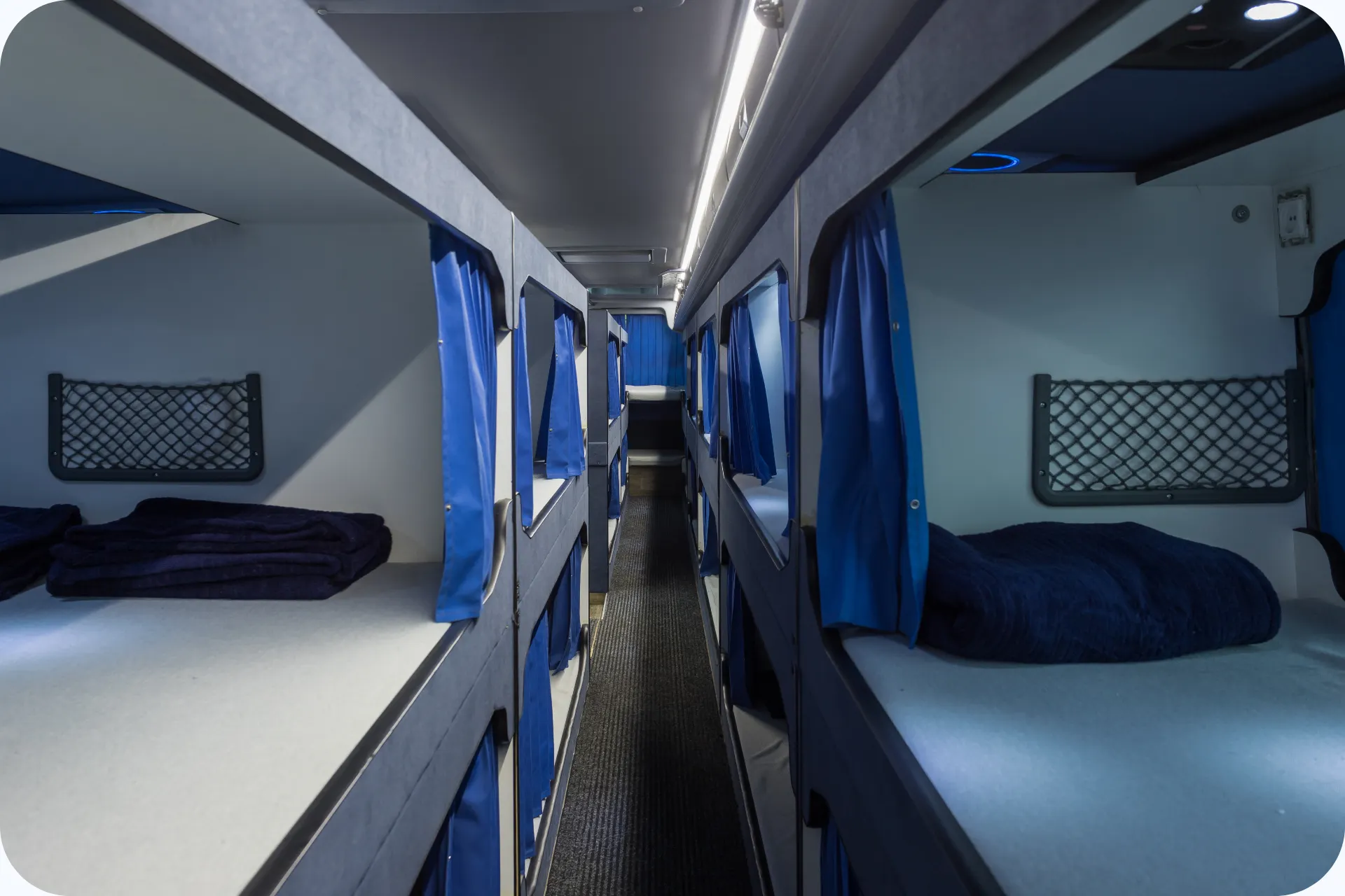 Foto van de binnenkant van de Snowtravel Dream Class bus, met echte bedden.