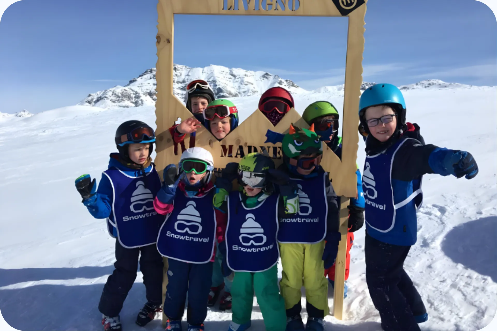 Een kinderklasje van Snowtravel op de foto in de bergen in Livigno Italië.