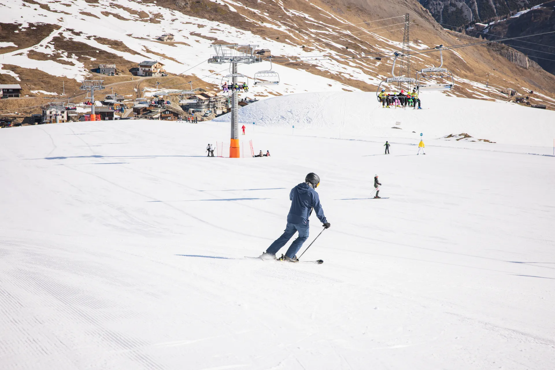 Man die de piste afgaat in Livigno, Italië