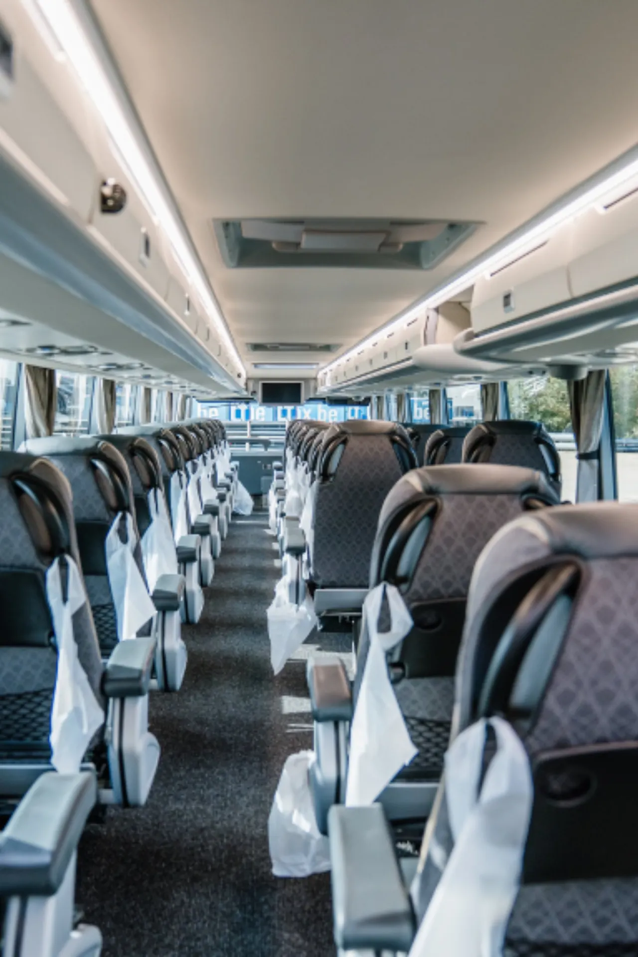Een foto gemaakt vanuit de achterin de First Class bus.