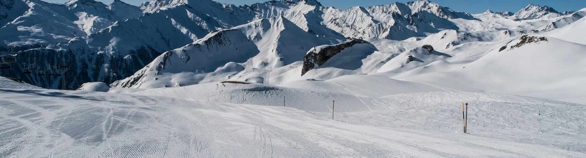 Een skipiste in de bergen van Silvretta Arena