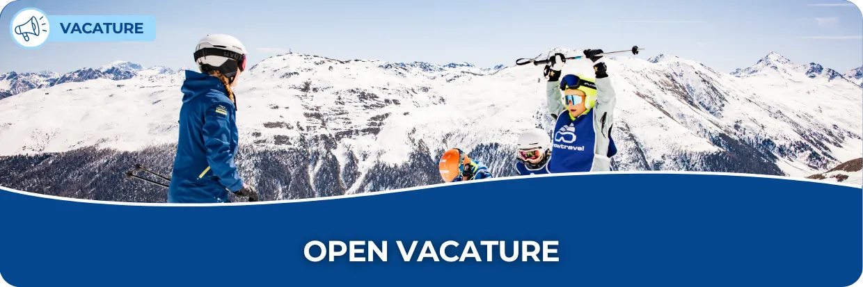 Banner van kinderen en een monitor van Snowtravel op de piste