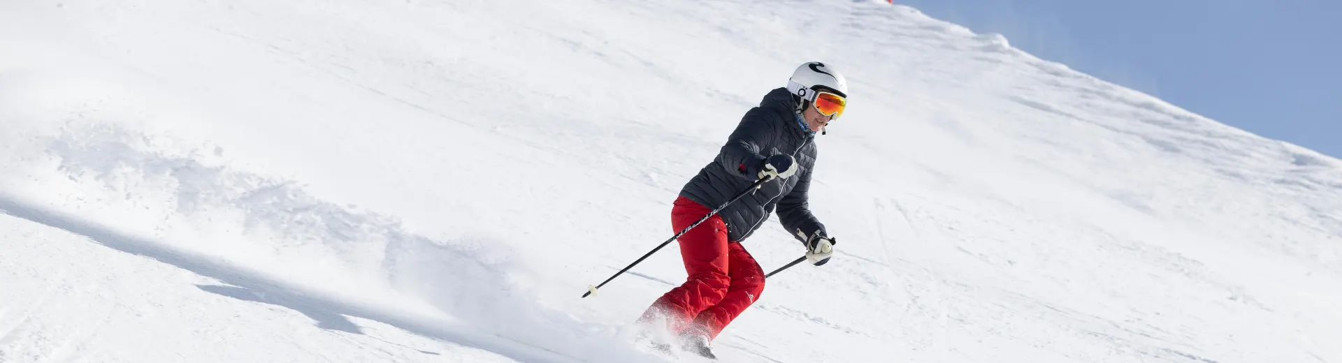 Iemand die in Ischgl van de berg af skiet 