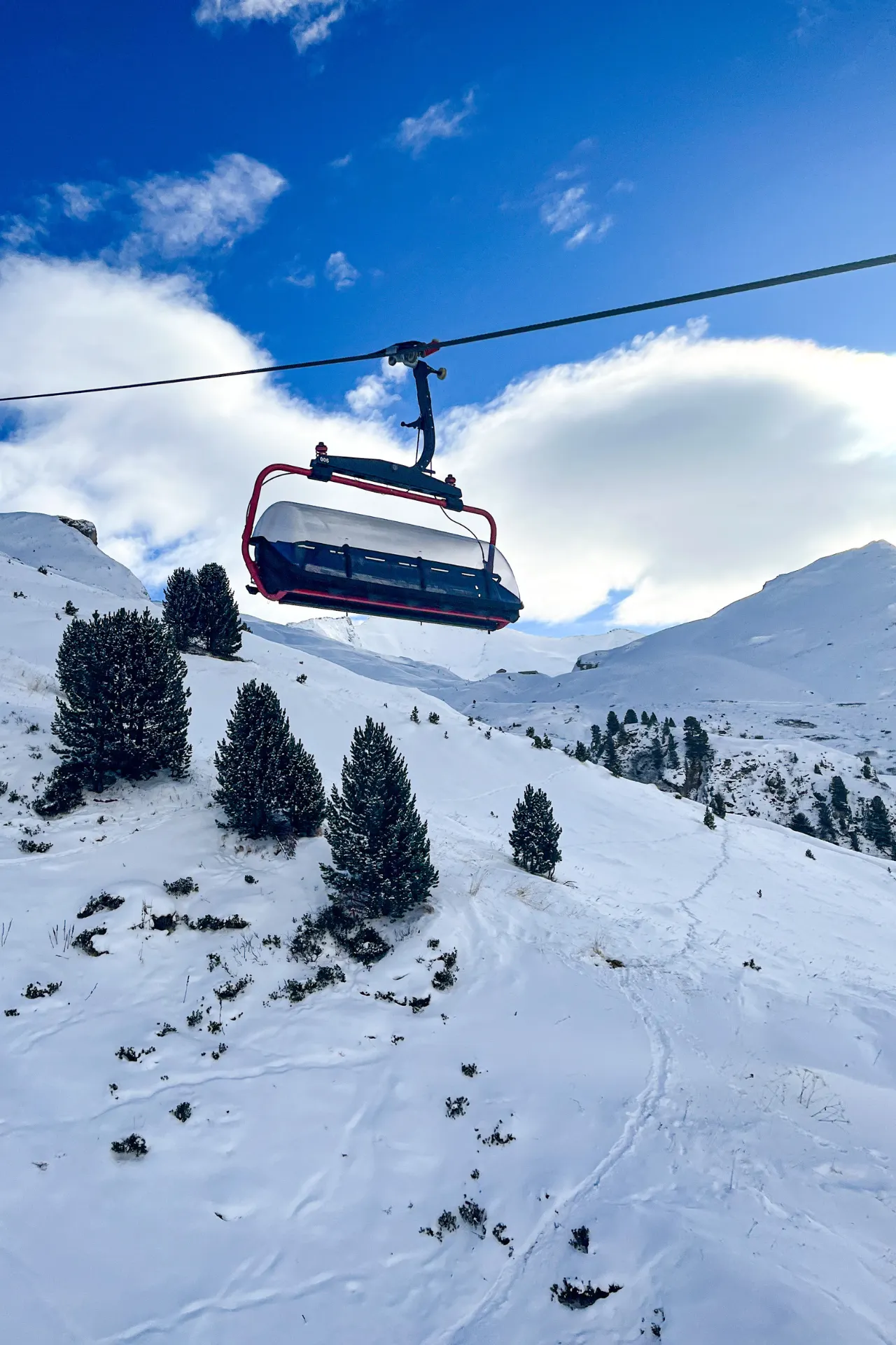 Een skilift in het plaatsje Ischgl in het skigebied Silvretta Arena