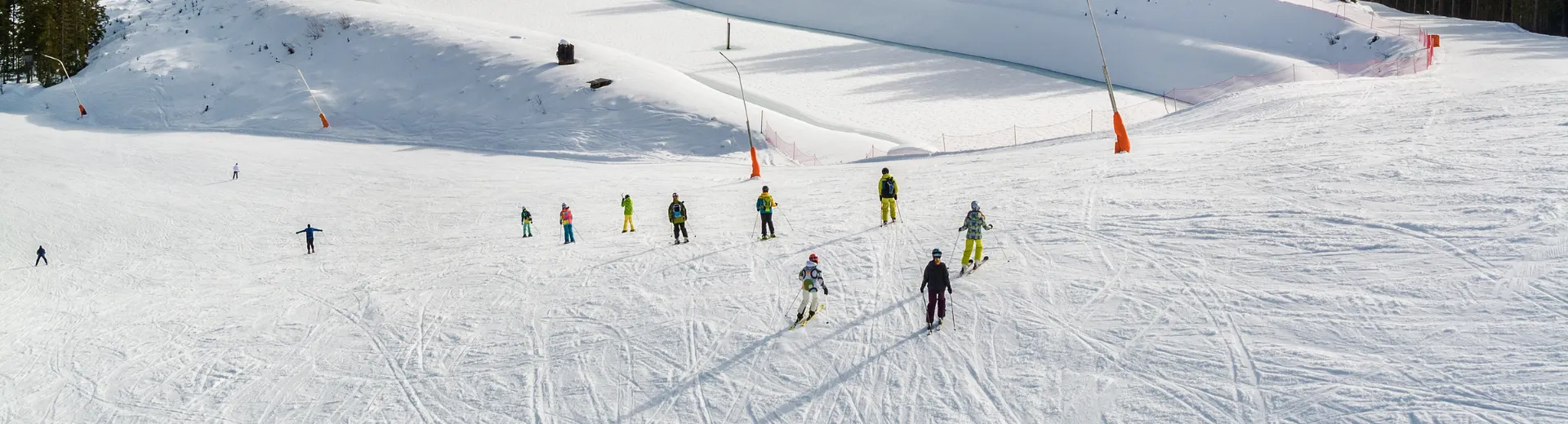 Skipiste met skiërs in Zell am See