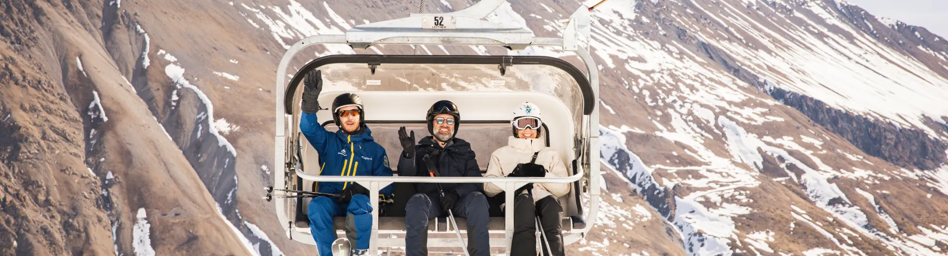 Snowtravel monitor met klanten in de skilift
