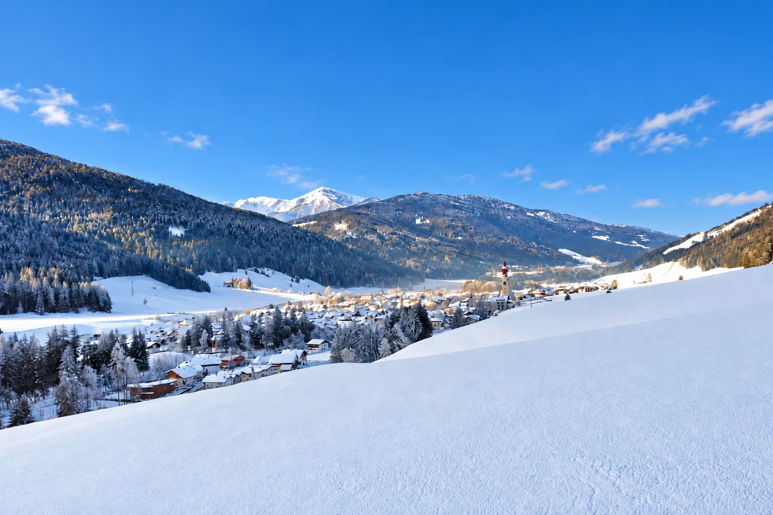 Sneeuwvallei met Alpenbergdorpje in Oostenrijk