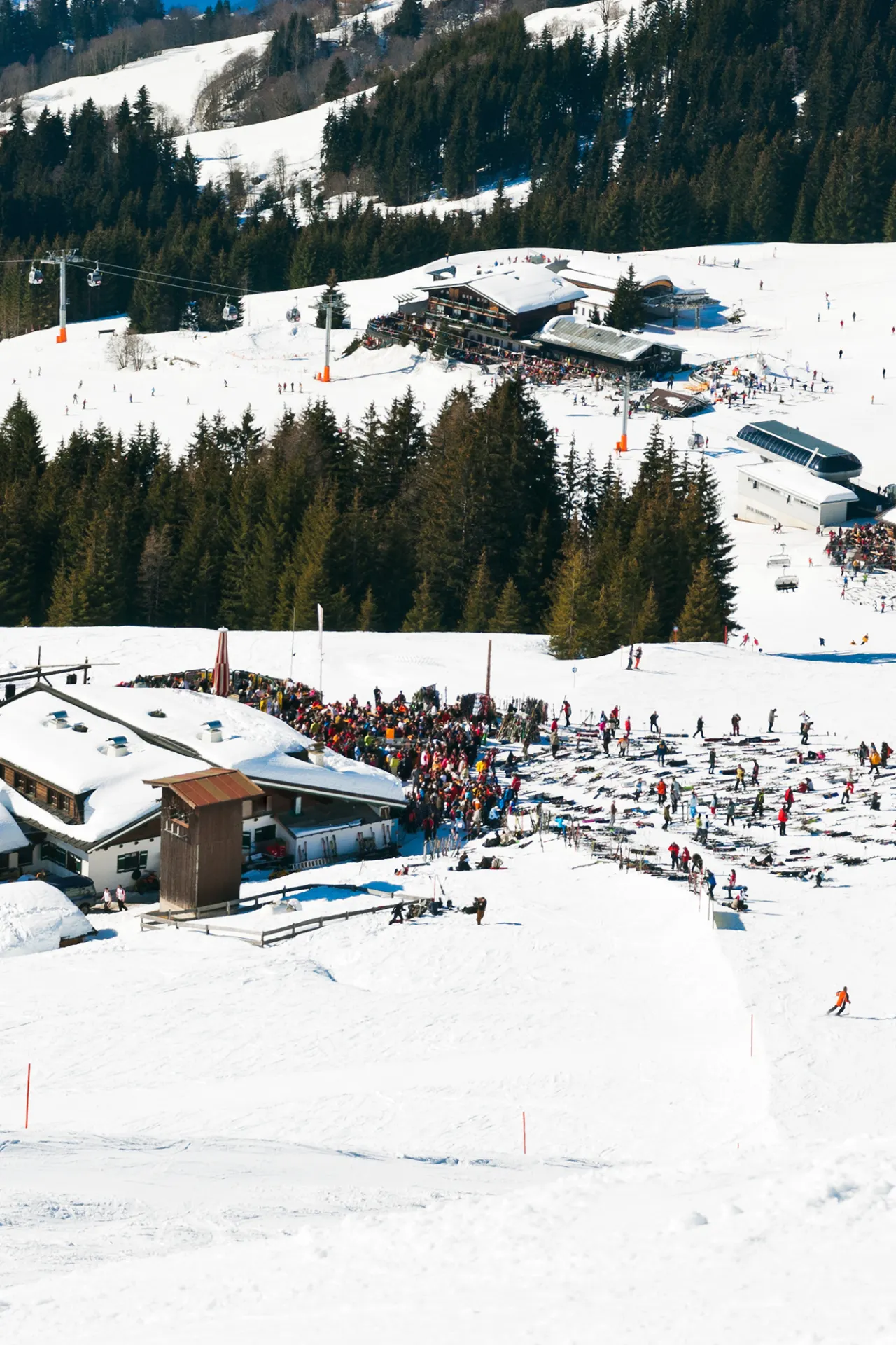 Een drukbezocht après ski tent in de bergen in Saalbach Hinterglemm