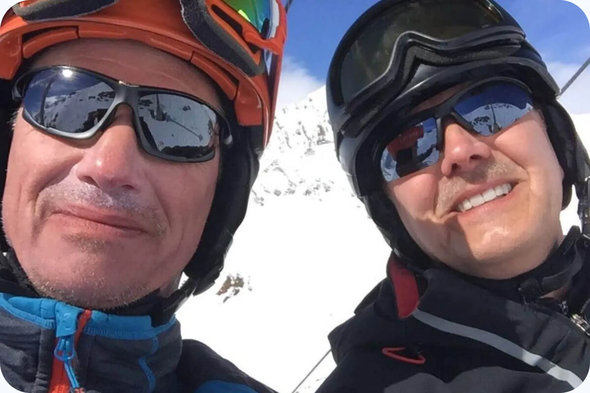 Twee trouwe klanten van Snowtravel op de foto op de piste.