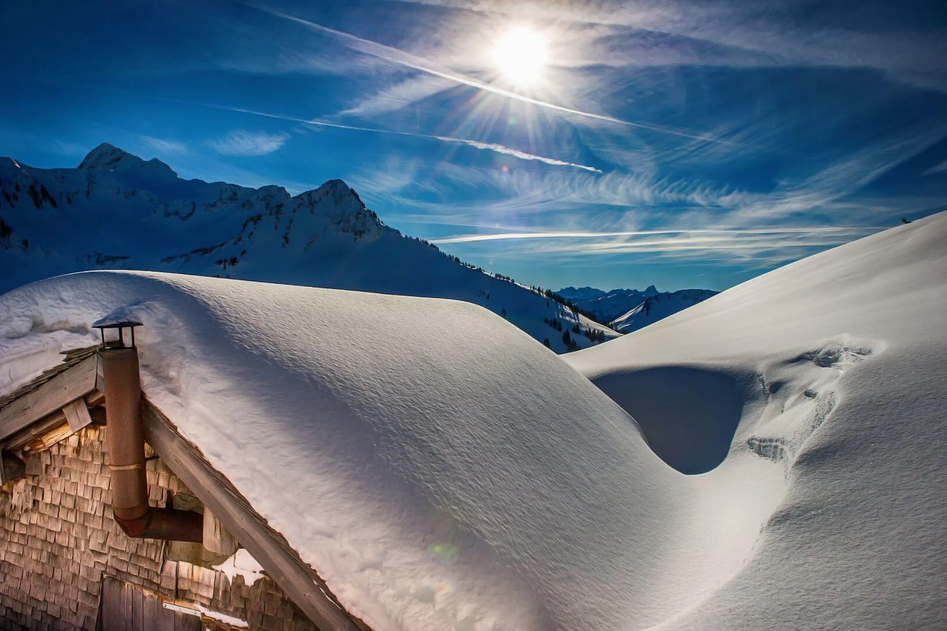 Besneeuwde daken onder het zonnetje
