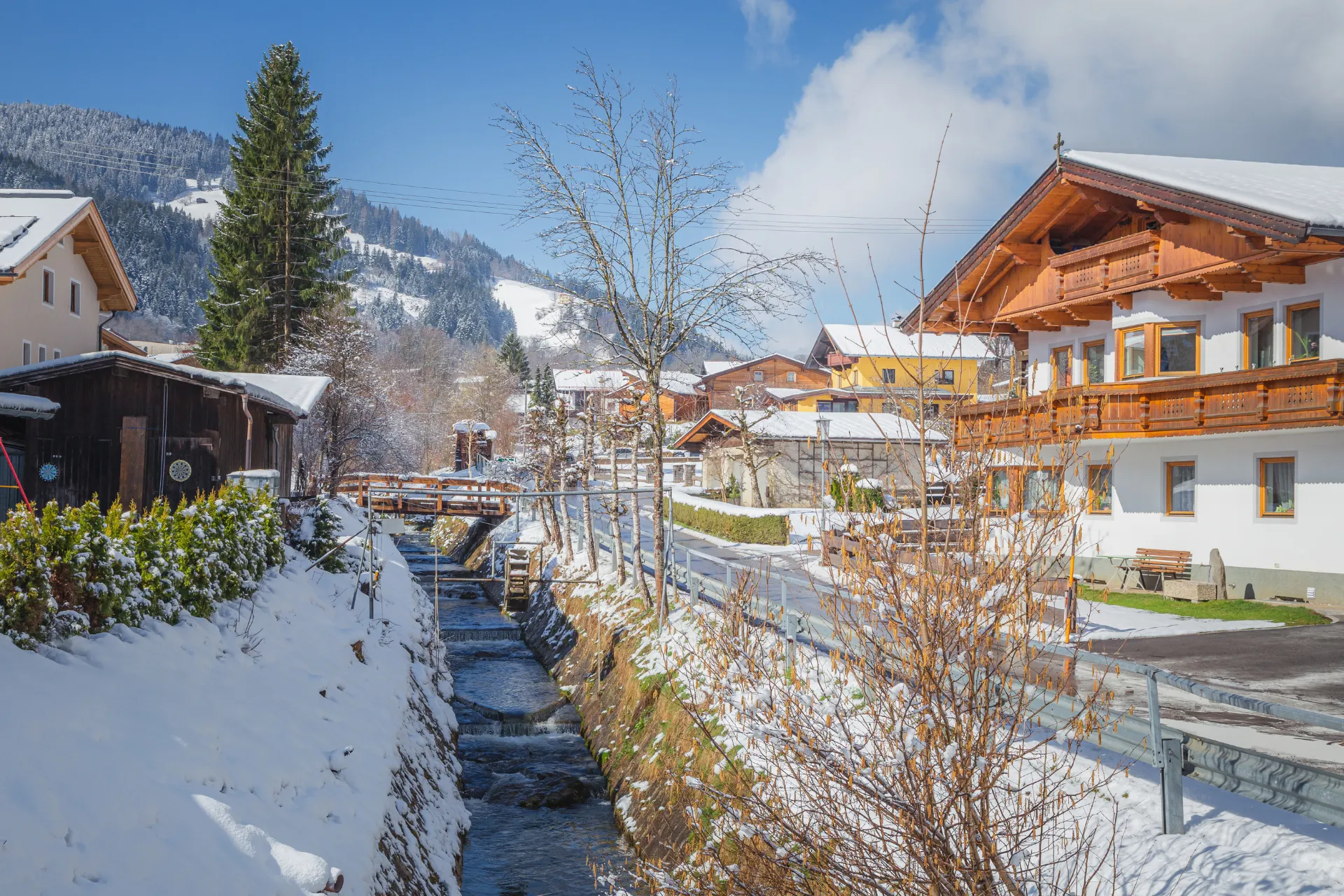 Omgeving van het skigebied Ski Juwel Alpbachtal Wildschonau met huizen en besneeuwde bergtoppen