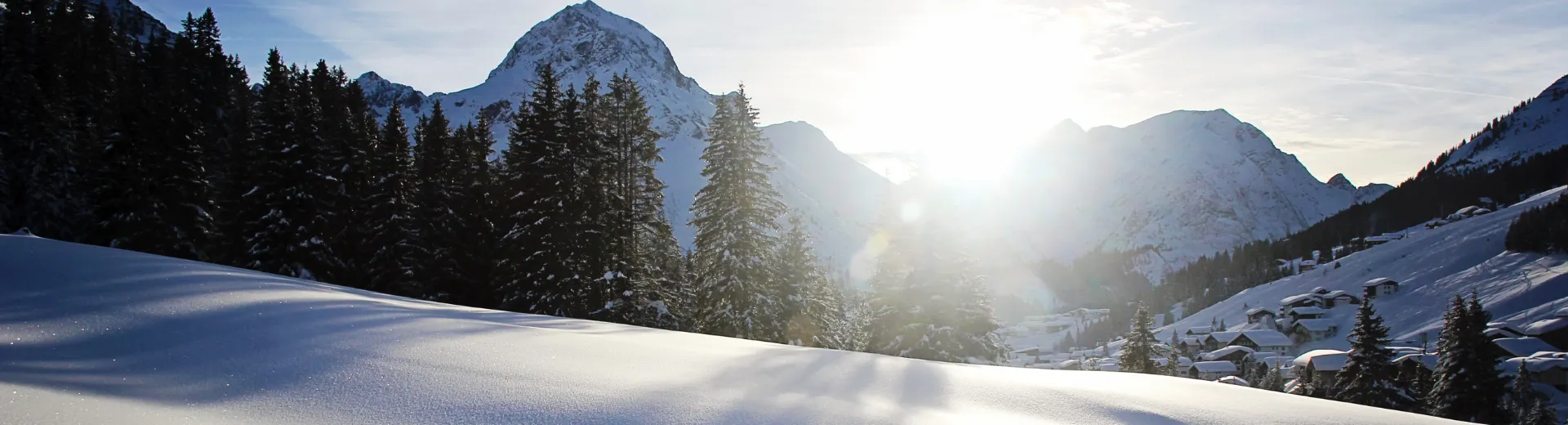 Zonnige kijk over de bergen in Wald am Arlberg