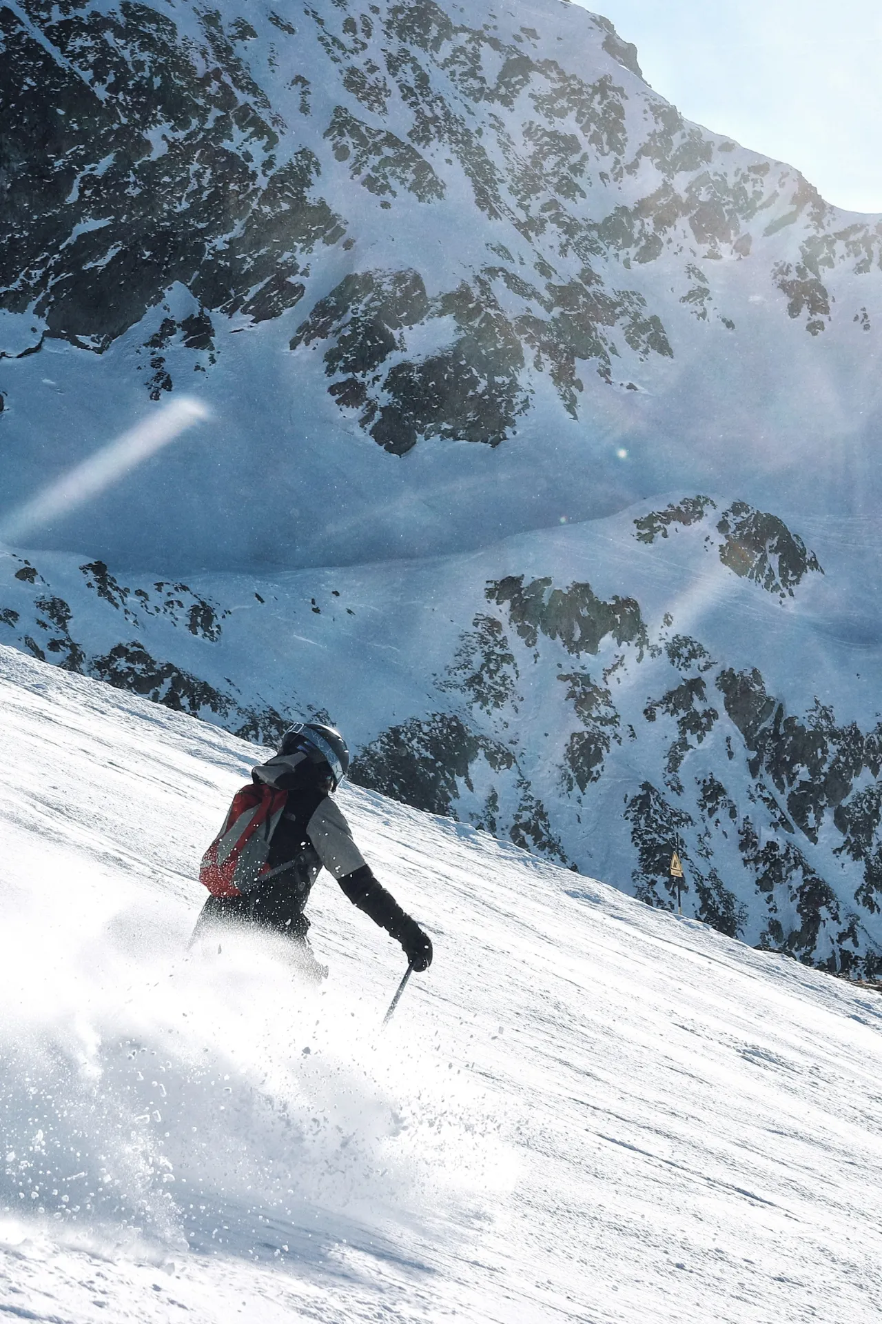 Man skiet van piste af in de Alpen