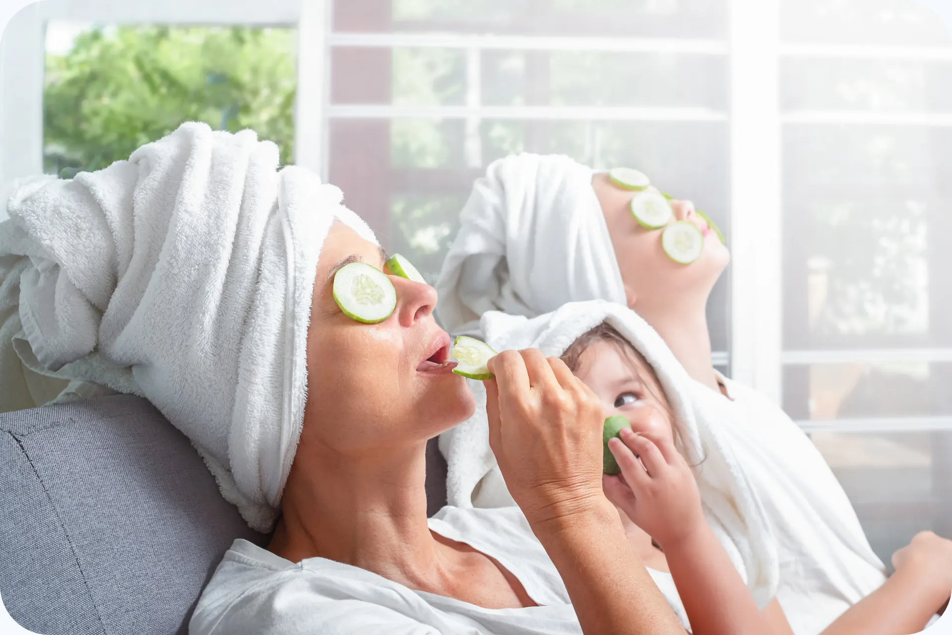 Moeder en kinderen genieten samen van een ontspannen wellnessmoment