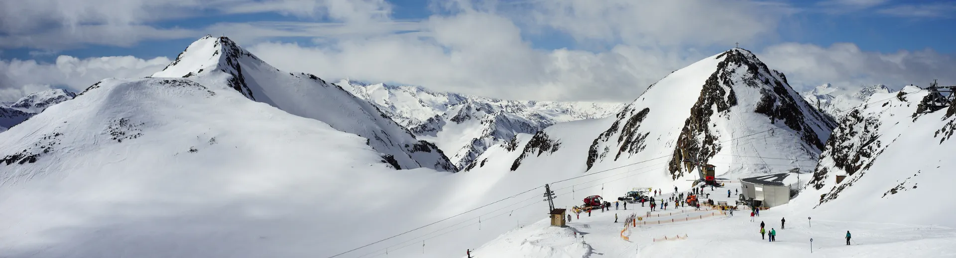 Skigebied bij Kapfing met besneeuwde pistes, bergtoppen en skilift