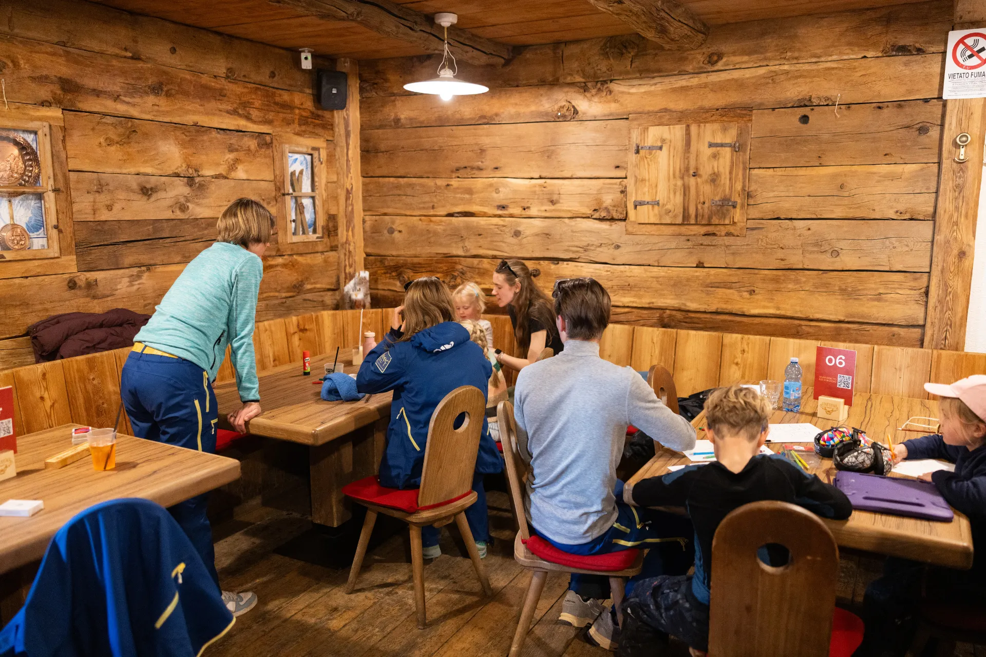 Ook naast de piste begeleiden onze Snowtravel monitoren de kinderklassen.