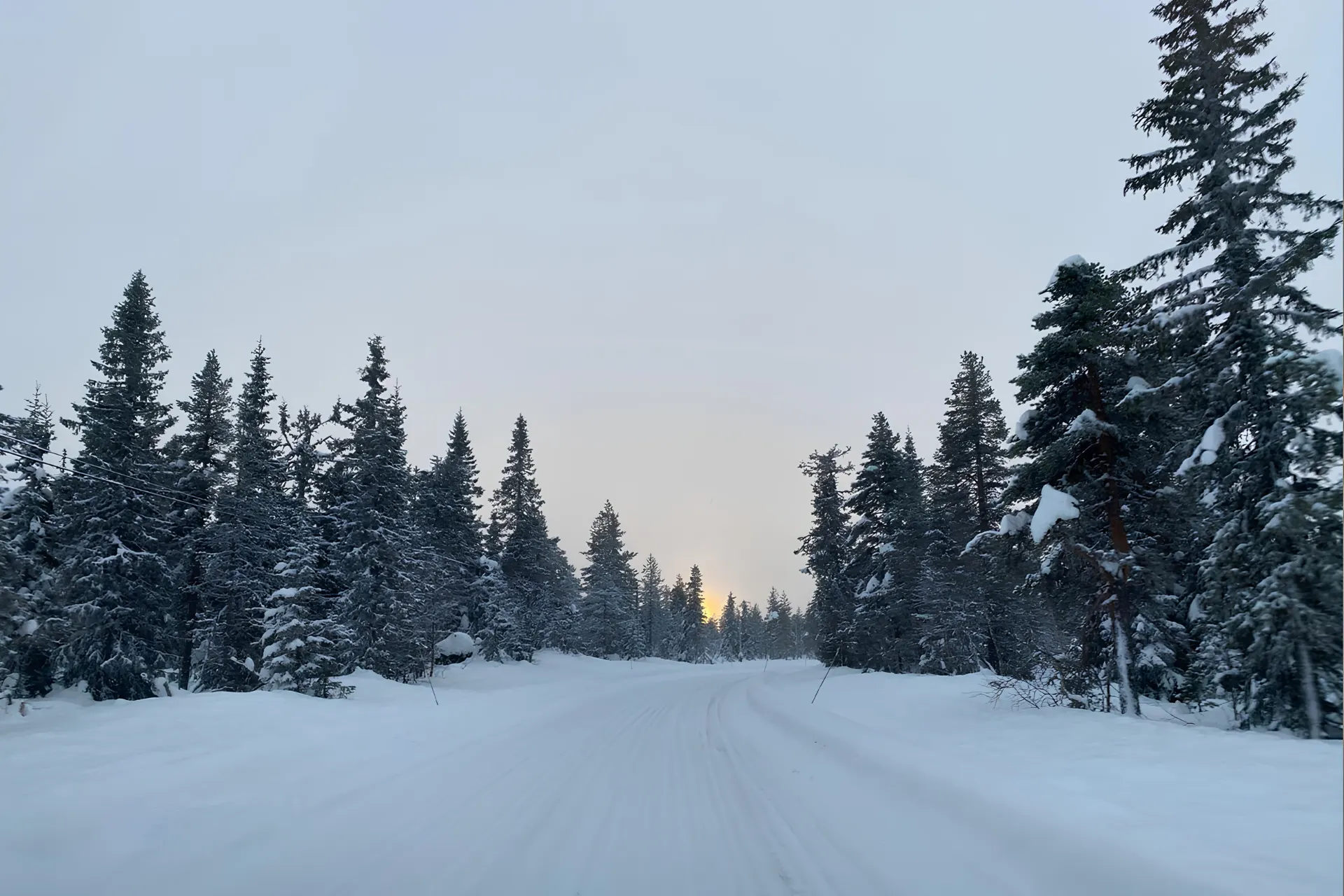 Het landschap van Noorwegen, weg bedekt met sneeuw